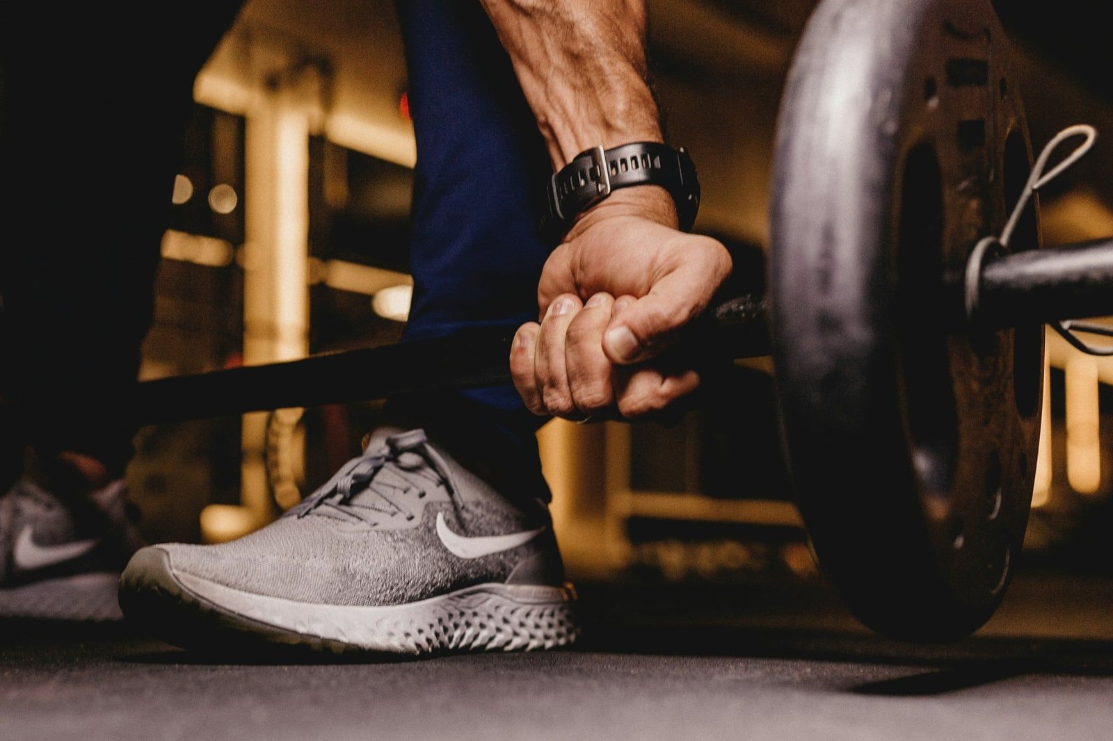 Persona in palestra che pensa a una strategia di allenamento