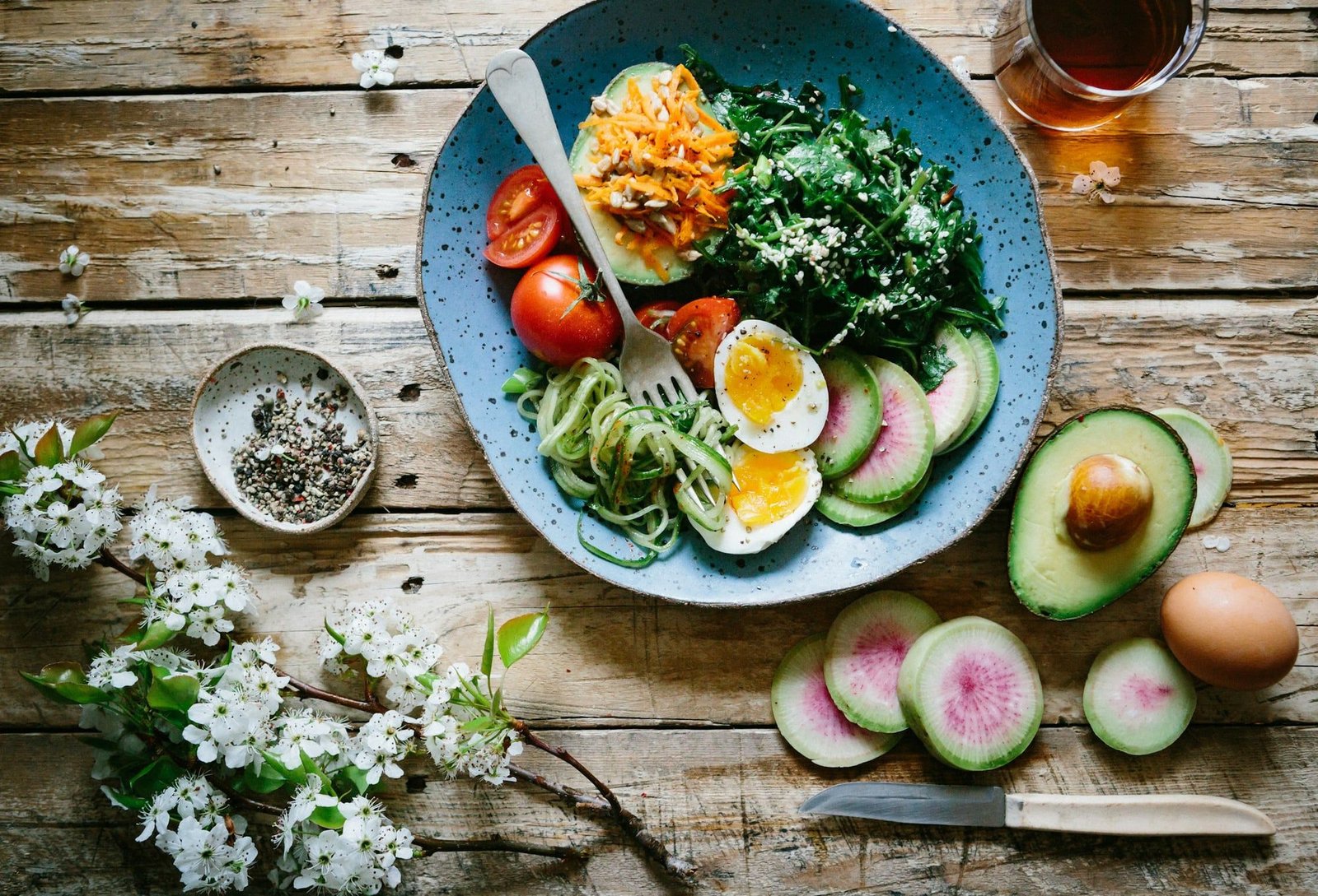 Dieta chetogenica: piatto con avocado e uova