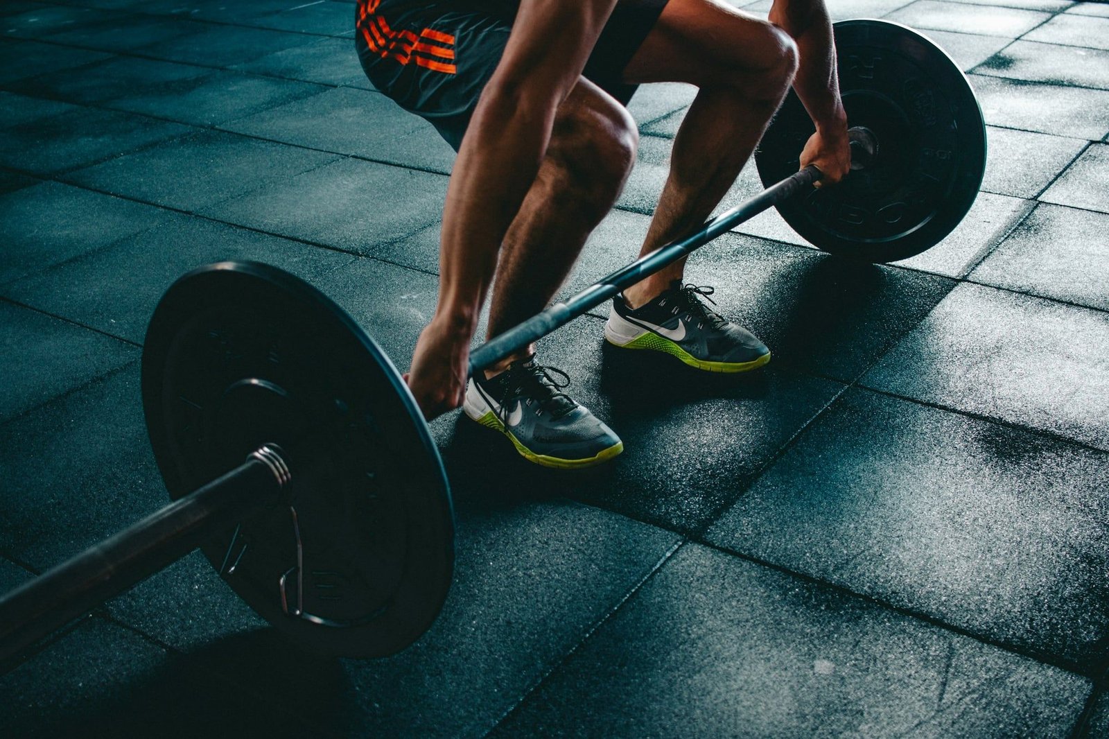 Confronto tra alimenti: atleta che prepara il pasto post-workout